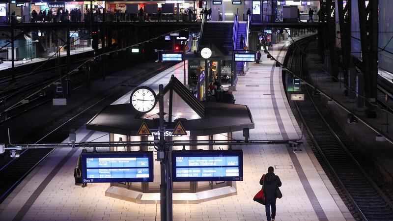 S-Bahn massiv betroffen: 20-stündiger Warnstreik ab Mittwoch Gähnende Leere am Hamburger Hauptbahnhof? Noch ist nicht ganz klar, wie schwer der Lokführerstreik ausfallen wird.