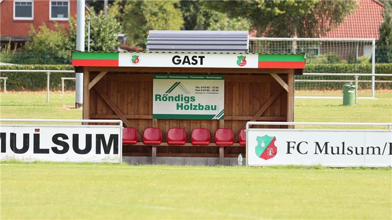 Gähnende Leere auf der TSV-Ersatzbank in Mulsum: Spielertrainer Lars von der Lieth registrierte in der Chat-Gruppe eine Menge Absagen für den Saisonauftakt.