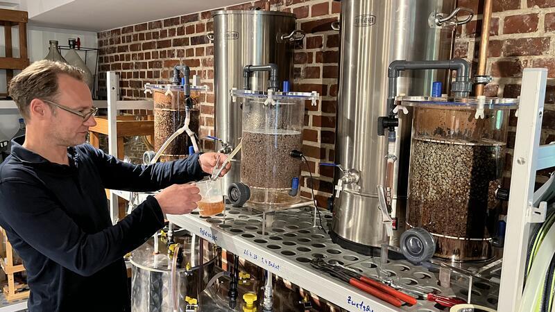 Spitzenkoch Danny Riewoldt setzt im Alten Land auf Essig Gäressig-Herstellung im Alten Land: Blick in die Zeit-Genusswerkstatt von Danny Riewoldt in Jork-Hinterbrack.