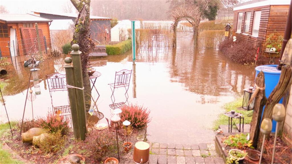 Gärten in Gräpel sind überflutet.