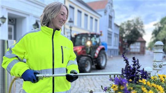 Gärtnerin Petra Mewes versorgt die Blumenkästen am Fleth.