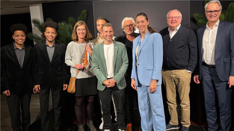 Gäste der Talkshow (von links): Rogerio und Merito Antonio, Dr. Julia Kopf, Liam Giwah, Christoph Stukenbrock, Moderator Wolfgang Stephan, Emily Vogel, Rigo Gooßen und Andreas Rieckhof.