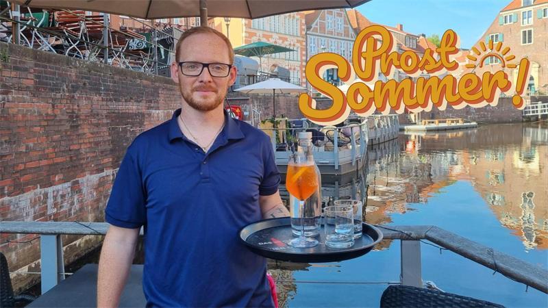 Gäste des Tapao können Tapas und Wein auf den Pontons am Fischmarkt genießen. Inhaber der Tapas-Bar ist Heiko Helfert.
