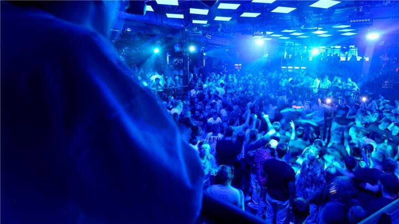 Das sind die besten Clubs in Deutschland und der Welt Gäste drängen sich auf einer der Tanzflächen im Kölner Club „Bootshaus“. (Archivbild)
