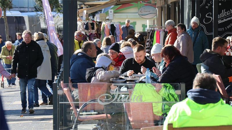 Gäste genießen den sonnigen Herbsttag am Sonnabend im Cuxhavener Stadtteil Duhnen. 