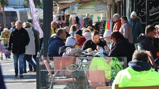 Gäste genießen den sonnigen Herbsttag am Sonnabend im Cuxhavener Stadtteil Duhnen. 
