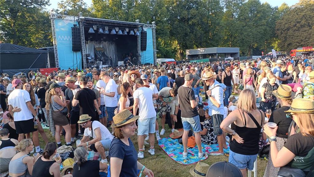 Gäste so weit das Auge reichte.