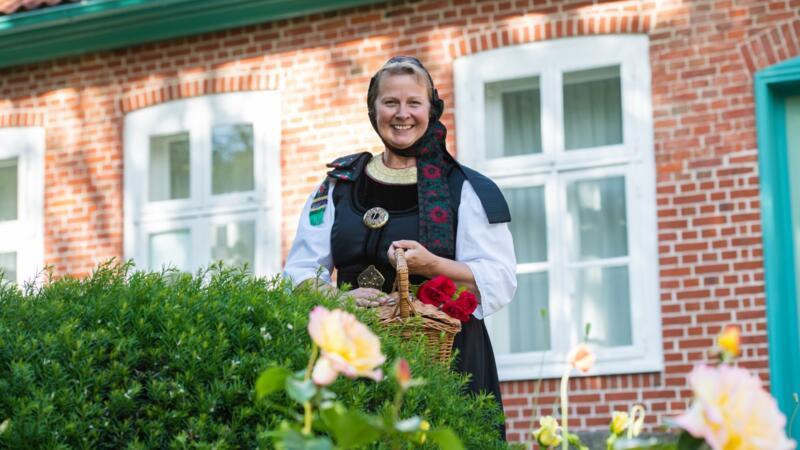 Gästeführerin Birgit Brunckhorst überliefert altes Wissen zur Verwendung von Rosen und Kräutern.