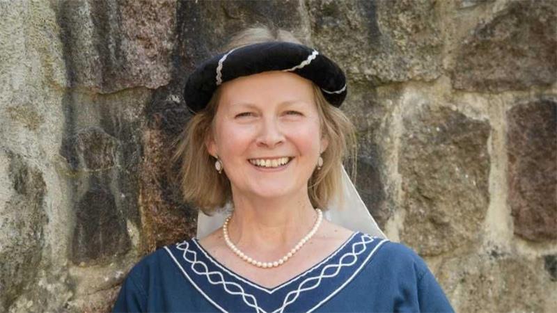 Von Stade bis Buxtehude: Denkmale im Landkreis öffnen ihre Türen Gästeführerin Birgit Brunkhorst schlüpft in die Rolle der Markgräfin Richardis.