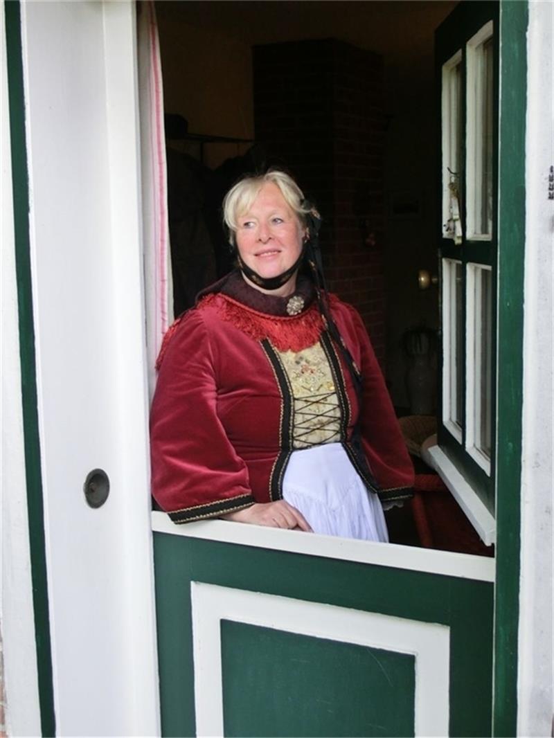 Gästeführerin Cornelia Kenklies an der Klöntür. Foto: Ulrike Luedtke