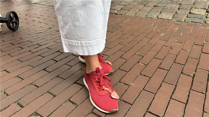 Wie blinde Menschen in Stade auf Sightseeingtour gehen Gästeführerin Heike Schlehe hat sich für den besonderen Stadtrundgang zwei Glöckchen an die Schuhe gebunden.