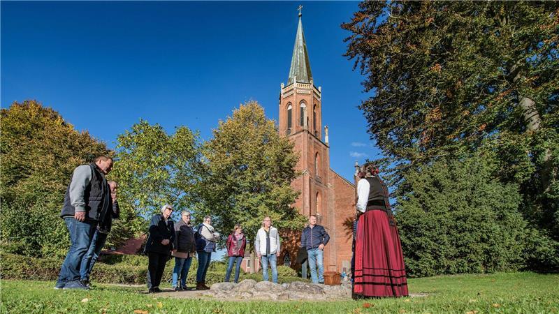 Gästeführungen für Gruppen unter anderem durch den historischen Klosterpark können beim Stadtmarketing Harsefeld gebucht werden.