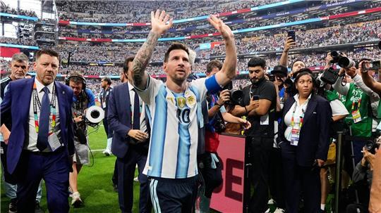 Galaktisch! Lionel Messi jubelt, nachdem er beim Spiel Argentinien gegen Österreich alleiniger Rekordtorschütze bei Fußball-Weltmeisterschaften geworden ist.