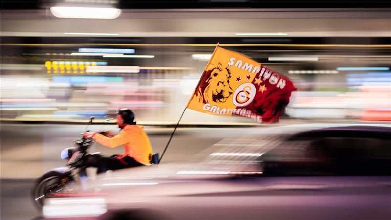 Galatasaray Fans feiern nach dem Sieg ihrer Mannschaft und dem Gewinn der Meisterschaft auf dem Breitscheidplatz in Berlin.