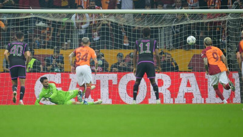 Galatasaray-Stürmer Mauro Icardi (r) traf per Elfmeter zum zwischenzeitlichen 1:1.