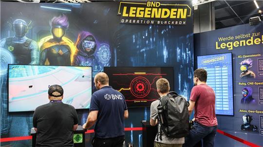 Gamescom-Besucher testen das BND-Computerspiel aus.