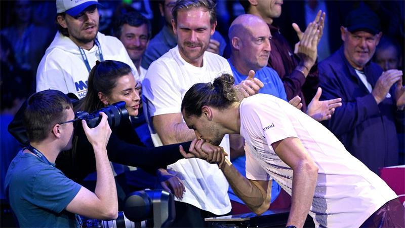Zverev auf Tennis-Thron: Als Nummer eins auf die Malediven Ganz Wienerisch: Alexander Zverev mit Handkuss für seine Freundin Sophia Thomalla.
