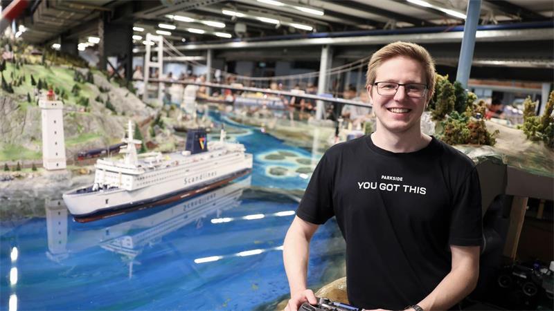 5 Köpfe hinter dem Hamburger Miniatur Wunderland Ganz entspannt Kreuzfahrtschiffe lenken während des Studiums? Alexander Cornell ist einer von neun Kapitänen der Freitzeitattraktion.