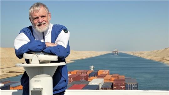Ganz entspannt auf Deck der CMA CGM „Mozart“ bei der Fahrt durch den Suezkanal: Henning Köhlert aus Horneburg auf dem Rückweg seiner Frachtschiffreise, die ihn in 100 Tagen nach Australien und zurück nach Hamburg führte.