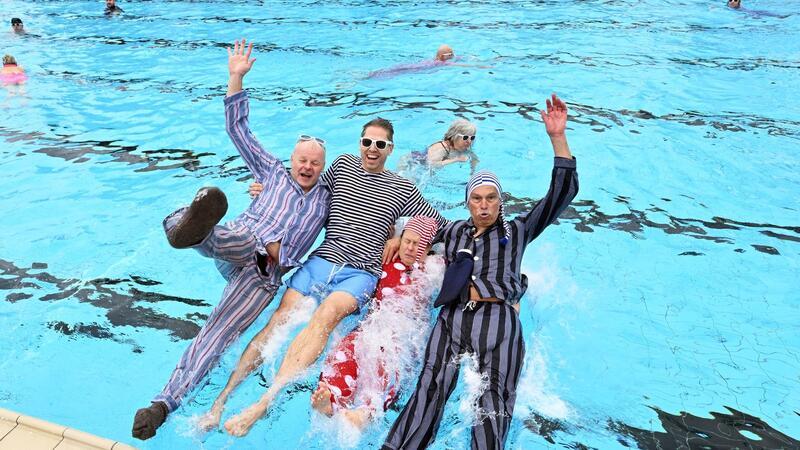 Bilder des Tages Ganz in Badeklamotten ist es auch diesen Besuchern noch zu kalt: Trotzdem eröffnen sie heute des Freibad „Sonnenbad“ in Karlsruhe. Nach Betreiberangaben ist es das erste Freibad in Deutschland, das nach der Winterpause wieder seine Pforten öffnet.