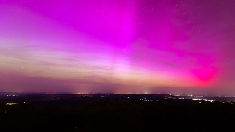 Ganz in Pink: Polarlichter am nächtlichen Himmel bei Treisberg im hessischen Hochtaunuskreis.