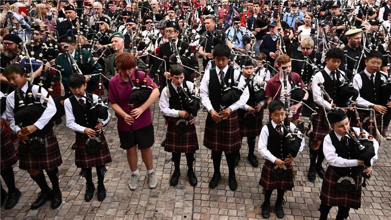 Melbourne: 374 Dudelsackspieler knacken mit AC/DC Weltrekord Ganz junge Teilnehmer waren ebenso dabei wie ein 98-Jähriger, der seit 84 Jahren Dudelsack spielt.