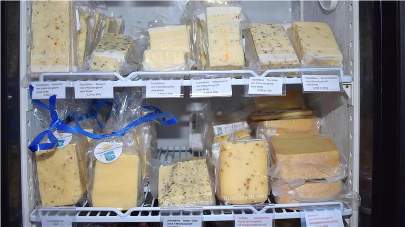 Käse, Kinder, Karriere: Elsdorferin startet nach Elternzeit durch Käse in einem Kühlregal in Heidis Käserei.