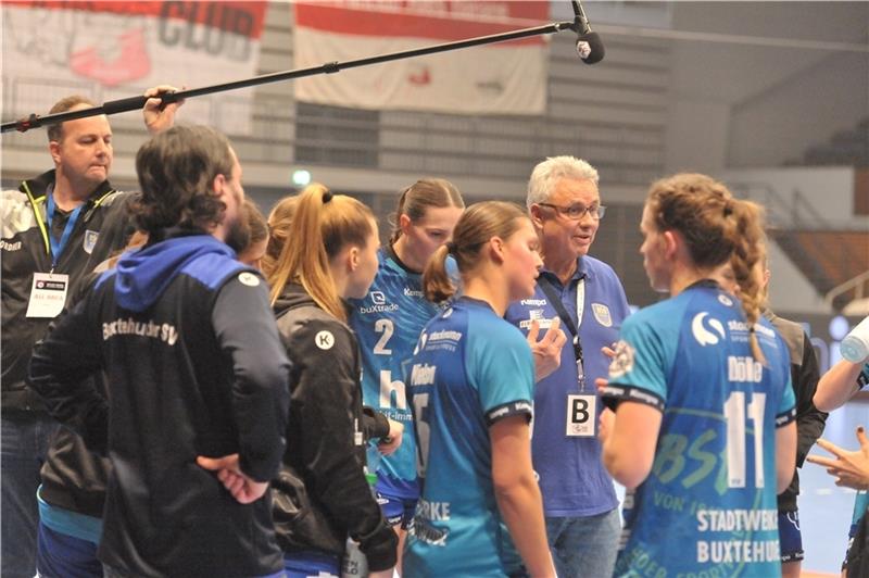 Ganz nah dabei - ein Mikrofon überträgt, was Trainer Dirk Leun seinen Spielerinnen zu sagen hat. Ab dieser Saison muss und soll sich die Tonqualität in den Hallen verbessern. Fotos: Jan Iso Jürgens