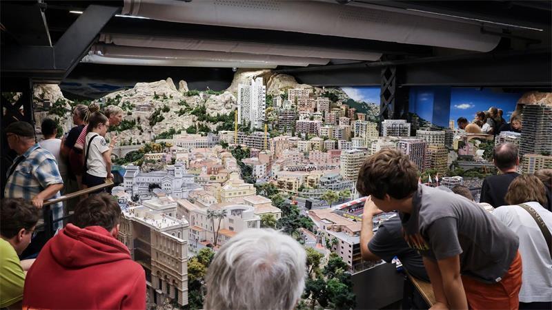 Hamburgs Miniatur Wunderland: Handarbeit, Pannen und Rekorde Ganz nah dran: Im Miniatur Wunderland können die Besucher jedes Detail genau inspizieren.