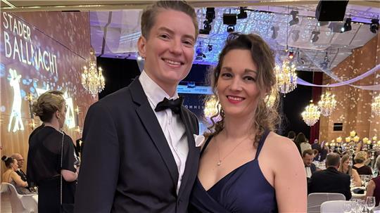 Ganz neu eingekleidet und farblich aufeinander abgestimmt: Vanessa Spengler (rechts) und Doreen Kloppisch aus Kutenholz.