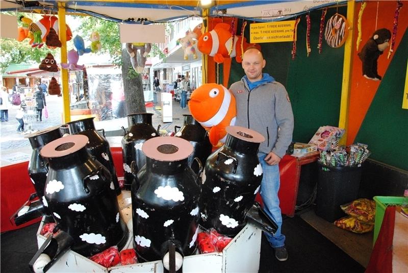 Ganz neu in Stade: Geschicklichkeit und Glück sind gefragt, wenn Hendrik Kortekamp um den Wurf in die Milchkanne bittet.