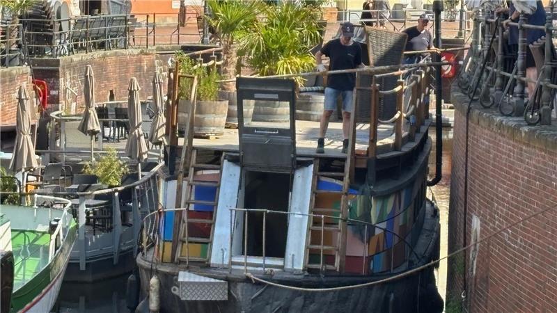Ganz schön eng: Der Kunstkudder wird vom Schwedenspeicher an den Pontons und dem Ewer Willi vorbei gezogen.