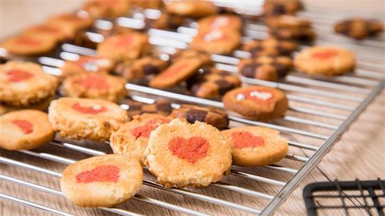 Ganz schön praktisch: Einige Fertigteige für Plätzchen sind bereits mit Motiven verziert.