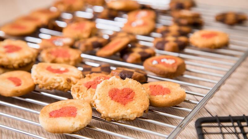 So kommen Plätzchen blitzschnell auf den Tisch Ganz schön praktisch: Einige Fertigteige für Plätzchen sind bereits mit Motiven verziert.