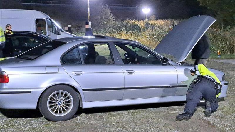 Großkontrolle in Loxstedt: Bekifft, ohne Führerschein und mit Messer Ganz schön tief: Dieses Fahrzeug wurde getuned, stellt aber noch keine Gefährdung für den Straßenverkehr dar.