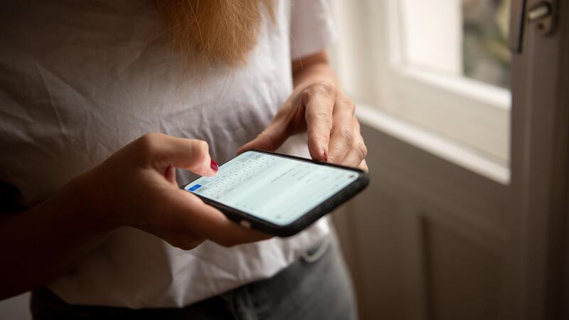Datenschutz: So prüfen Sie bei Apps die Berechtigungen Ganz schön viel los im Hintergrund: Zahlreiche Apps fordern Berechtigungen an und greifen dabei auf sensible Funktionen wie Standort, Kamera oder Mikrofon zu.
