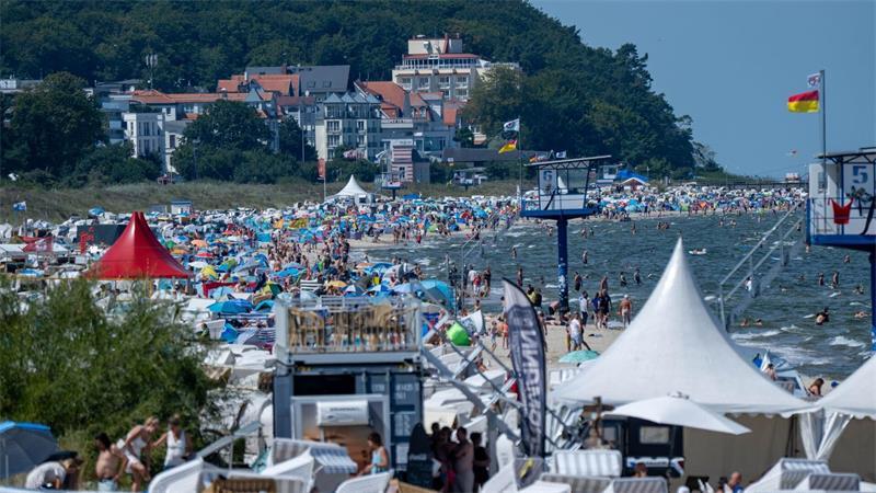 Ganz schön voll: Touristen drängen sich an einem Strand auf Usedom.