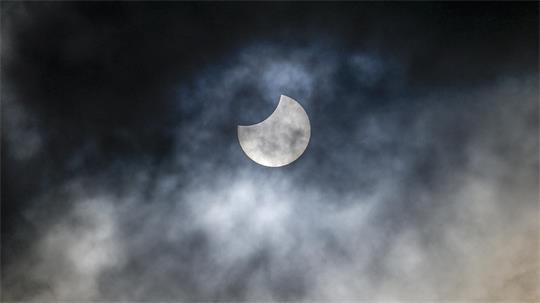 Ganz schön was los am Himmel: Am 12. August wird in Deutschland eine partielle Sonnenfinsternis zu sehen sein.