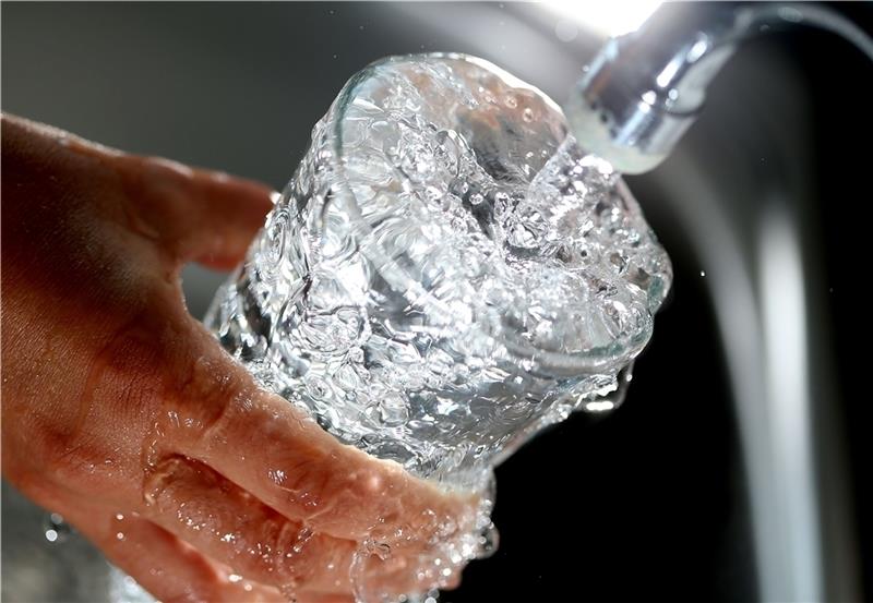 Wasserverband warnt vor Druckschwankungen und Trübungen in Harsefeld Ganz selbstverständlich kommt das Trinkwasser aus dem Wasserhahn – in Harsefeld fließt aber manchmal nur ein Rinnsal. Archivfoto: Berg