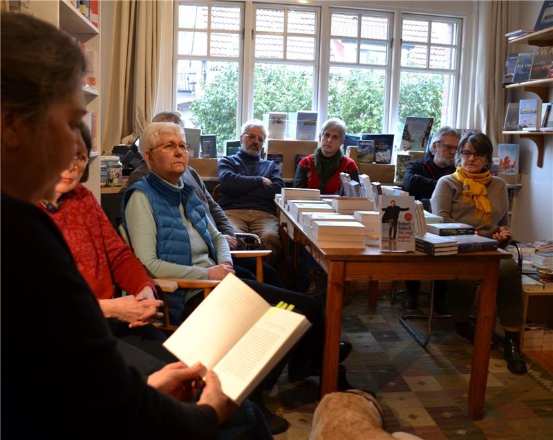 Ganz still ist es, während Sabine Koopmann aus Robert Habecks neuestem Buch vorliest. Fotos Helfferich