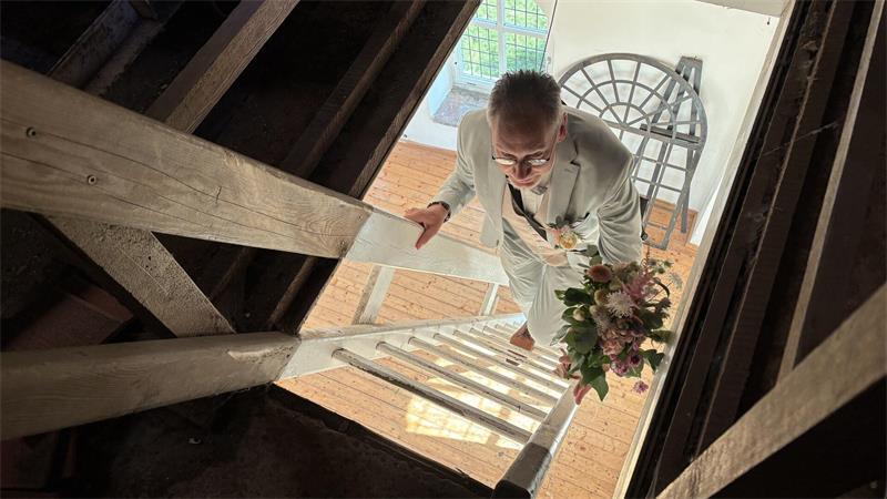 Tränen auf dem Horneburger Kirchturm: Drei Paare haben sich getraut Ganze 50 Leitersprossen müssen Paare bis zur Turmspitze erklimmen.