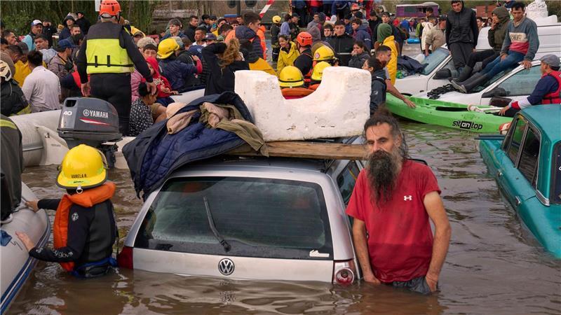 Unwetter in Argentinien: Schulkinder per Helikopter gerettet Ganze Landstriche sind überflutet.