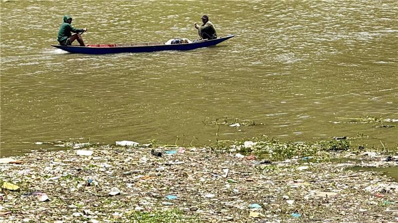 Ein Meer aus Müll: Unterwegs am „dreckigsten Fluss der Welt“ Ganze Müllteppiche treiben im Citarum, hinzu kommen giftige Abwässer aus Textilfabriken.