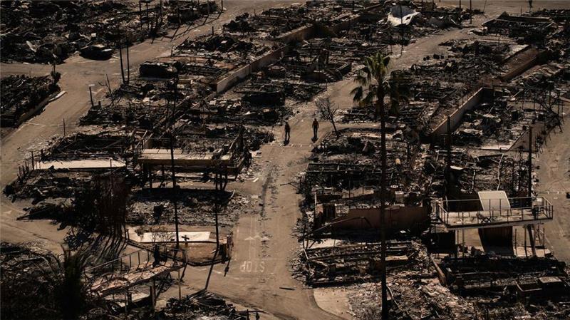 Kampf gegen Feuer: Starkwinde erschweren Großeinsatz in L.A. Ganze Straßenzüge in Pacific Palisades sind verwüstet.