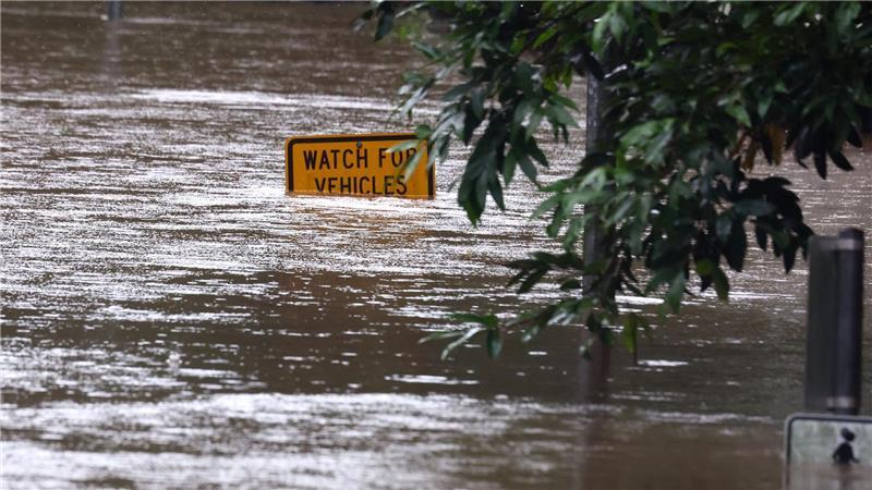 Ganze Straßenzüge standen unter Wasser, Autos versanken bis zur Dachkante in den Fluten.
