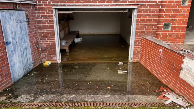 Garage und Zufahrt stehen unter Wasser - wie der gesamte untere Bereich.