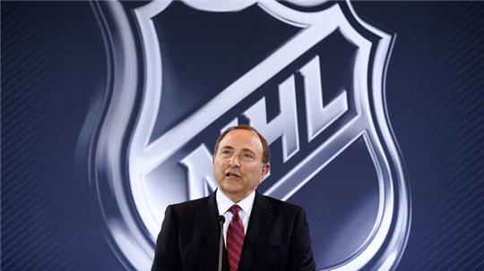 Gary Bettman, Chef der nordamerikanischen Eishockey-Profiliga NHL, hat die Teilnahme der Spieler bei Olympia 2026 verkündet.
