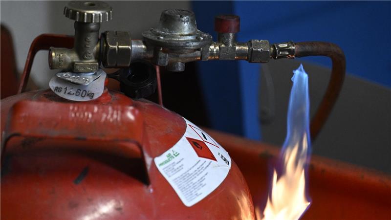 Gasflasche fängt Feuer.