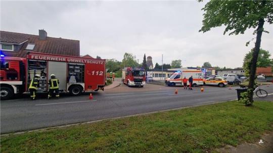 Gasgeruch? In Hemmoor wurde die B73 halbseitig gesperrt. Grund war ein Feuerwehr-Großeinsatz.