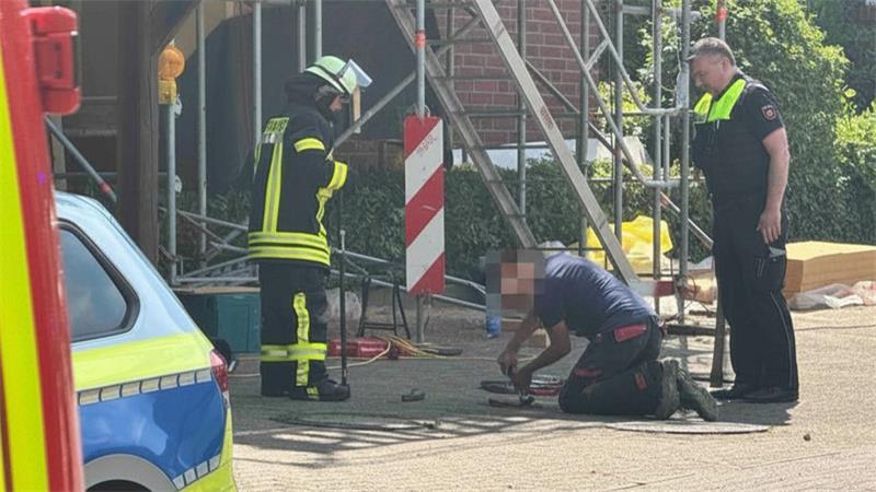 Gasleck? Feuerwehr und Polizei sind in Horneburg im Einsatz.